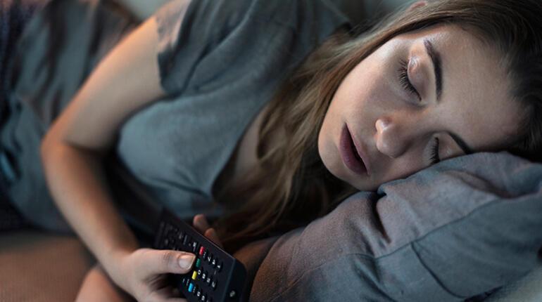 Bu haber milyonları ilgilendiriyor TV karşısında uyumak neden tehlikeli