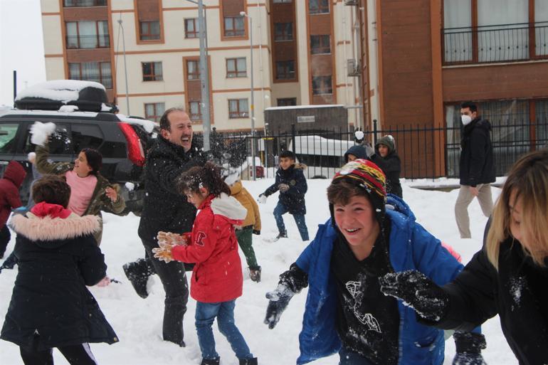 Şırnak Valisi Pehlivan, çocuklarla kar topu oynadı