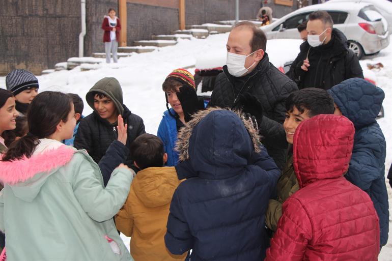 Şırnak Valisi Pehlivan, çocuklarla kar topu oynadı