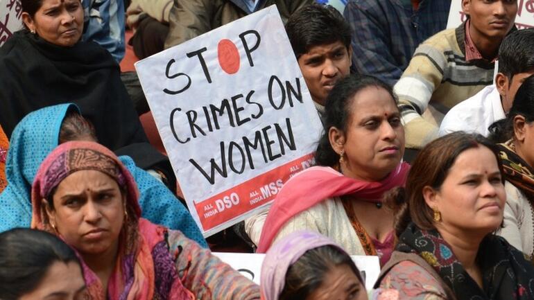 Hindistanda kan donduran olay: Oğullarının ölümünden sorumlu tuttukları kadına tecavüz edip saatlerce sokaklarda yürüttüler