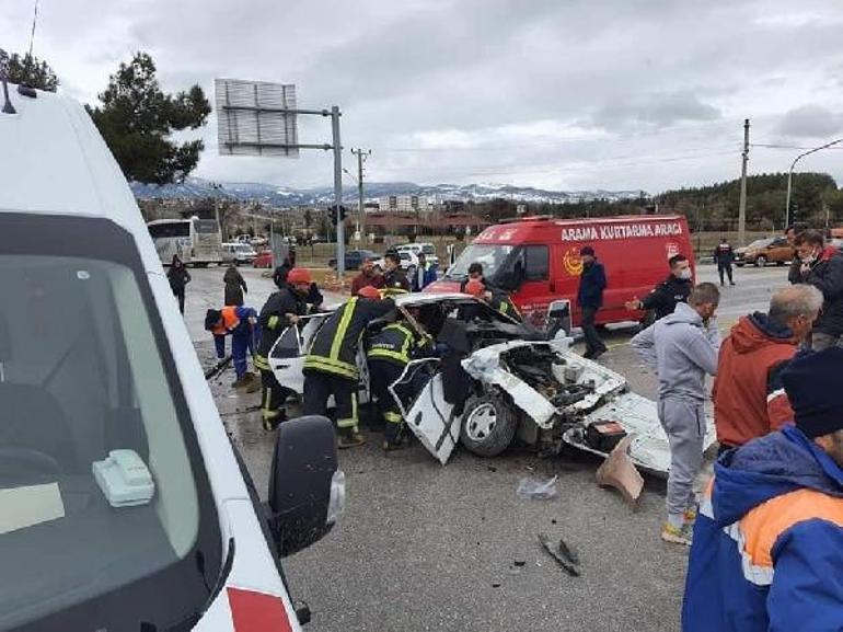 Kütahyada korkunç kaza İki otomobil kafa kafaya çarpıştı: 7 yaralı