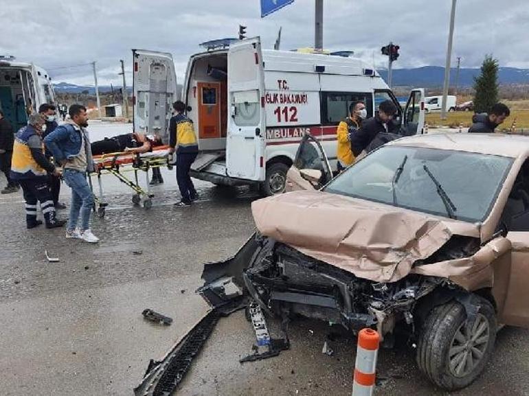 Kütahyada korkunç kaza İki otomobil kafa kafaya çarpıştı: 7 yaralı