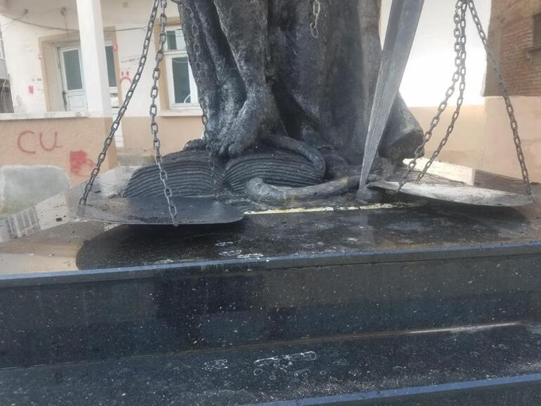Edirnede Adalet Anıtını ateşe veren 2 şüpheli gözaltına alındı