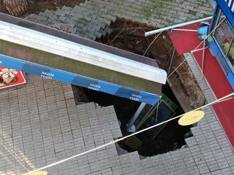 Kadıköy’de 3 katlı binanın önünde çökme