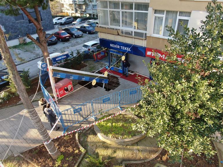 Kadıköy’de 3 katlı binanın önünde çökme