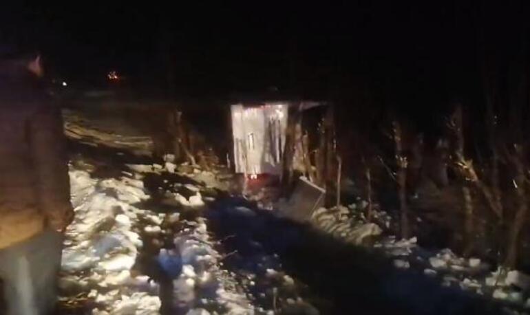 Sivasta yolcu otobüsü buzlanan yolda devrildi: 11 yaralı