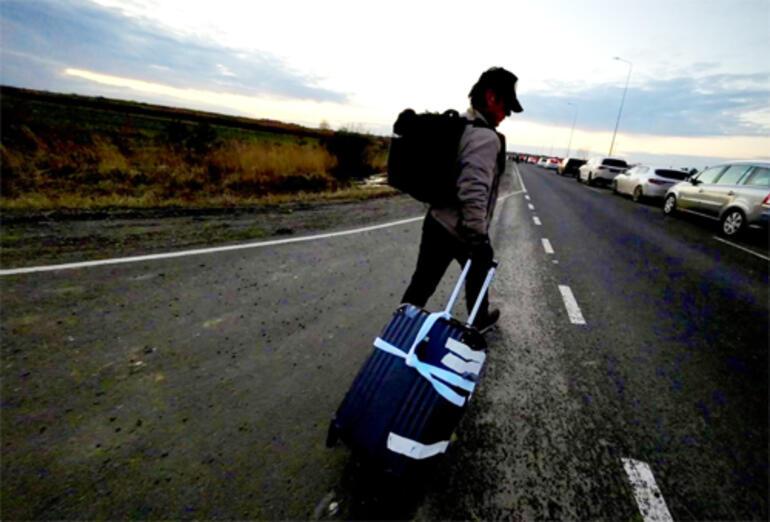 Ünlü oyuncu Sean Penn, Ukraynadan böyle çıktı: Elinde bavuluyla kilometrelerce yürüdü