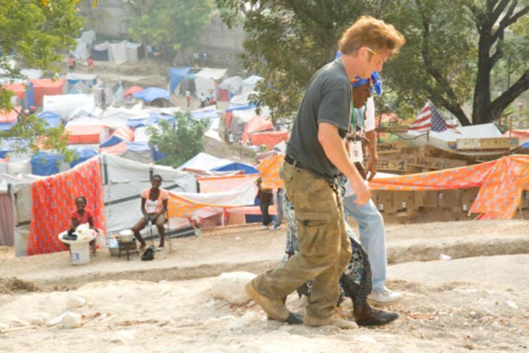 Ünlü oyuncu Sean Penn, Ukraynadan böyle çıktı: Elinde bavuluyla kilometrelerce yürüdü