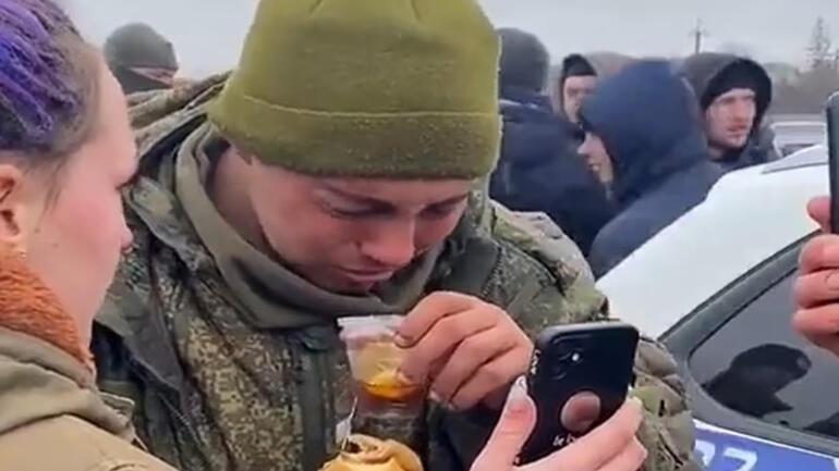 Ukraynalı kadınlar yemek verdi, teslim olan Rus askeri gözyaşlarına boğuldu