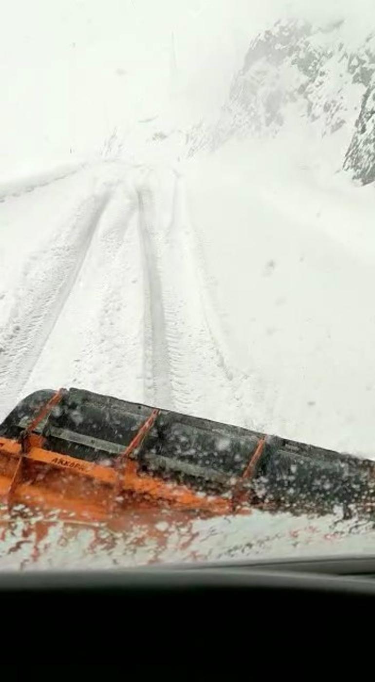 Yüksekova - Dağlıca karayolu çığ tehlikesi nedeniyle kapatıldı