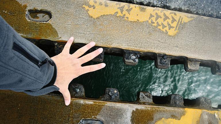 Köprü ikiye ayrıldı... 5 saat sonra trafiğe açıldı