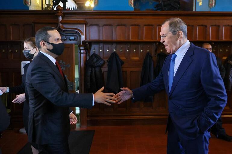 Rusya Dışişleri Bakanı Lavrovdan elleri cebinde karşılama