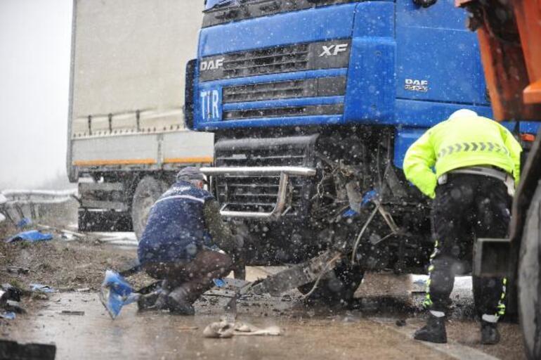 Bursada kar yağışı ve sis nedeniyle kaza: Bir TIR devrildi, diğeri bariyere çarptı
