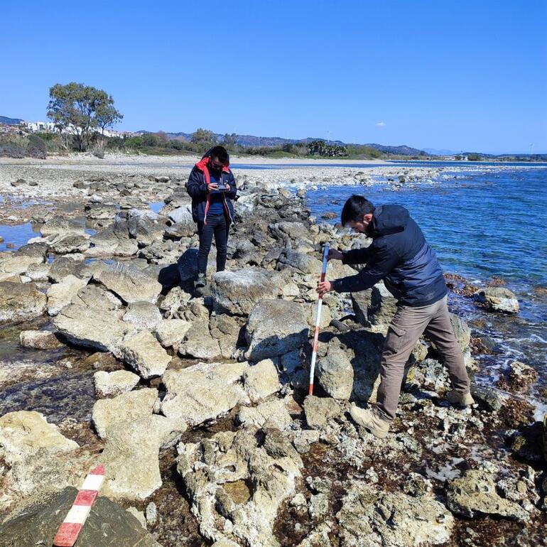 Datçada deniz çekilince liman kalıntıları ortaya çıktı