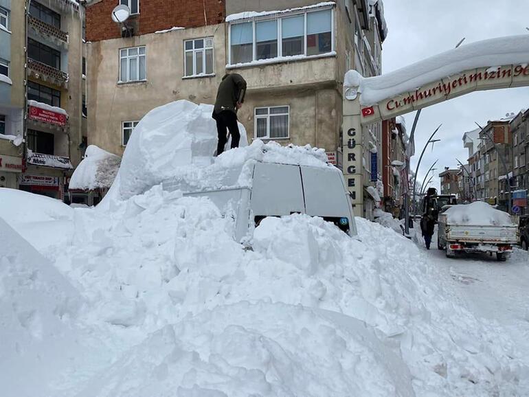 Karadenizde kar esareti: Araçlar kayboldu, evlerin girişleri kapandı