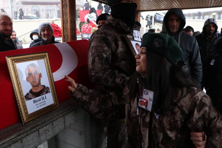 Şehit polise son veda Eşini özel harekatçı kıyafetiyle uğurladı
