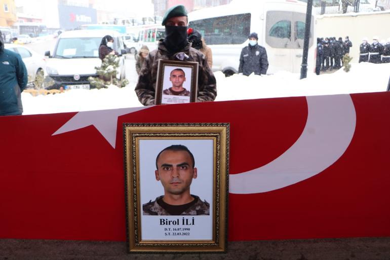 Şehit polise son veda Eşini özel harekatçı kıyafetiyle uğurladı