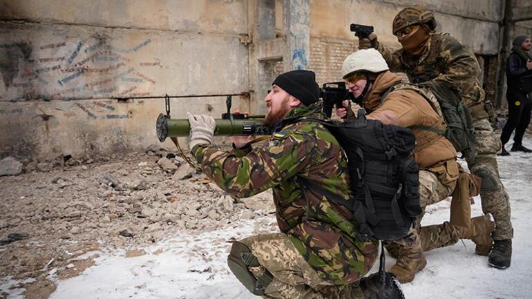 SAVAŞIN 1 AYI | Ukrayna, Rus ordusuna karşı direnmeyi hangi askeri taktiklerle başardı
