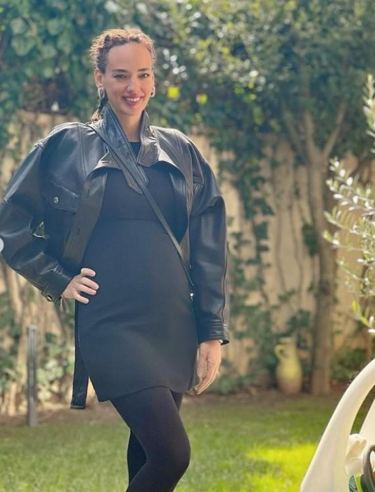 Hazal Kaya counts the days to become a mother: Baby appeared