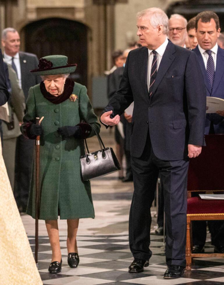 Μάτια ματωμένα: η βασίλισσα στεκόταν αλλά μόλις περπατούσε
