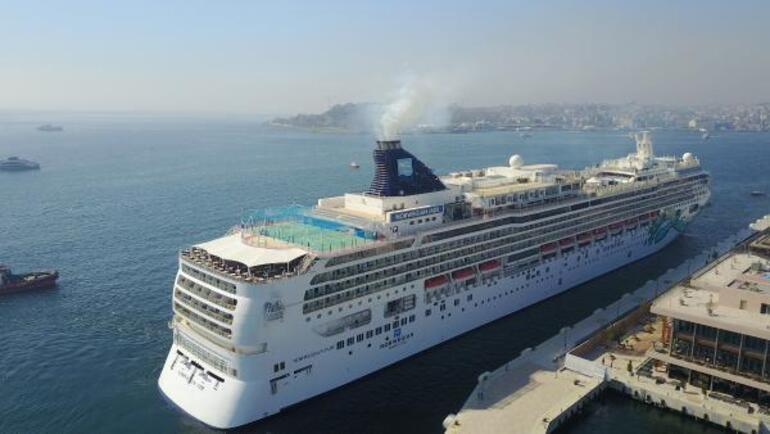 Dev gemi İstanbula demirledi 1036 yolcu turist alışverişe çıktı