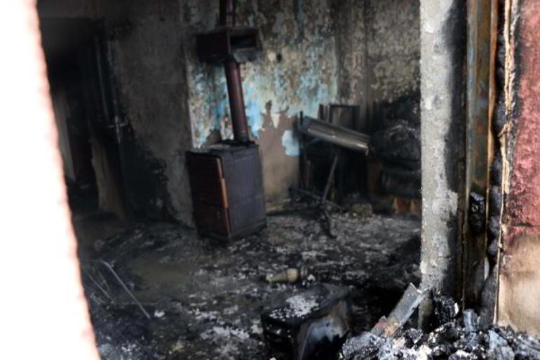 Tinerle sobayı tutuşturmak isterken evi yaktı