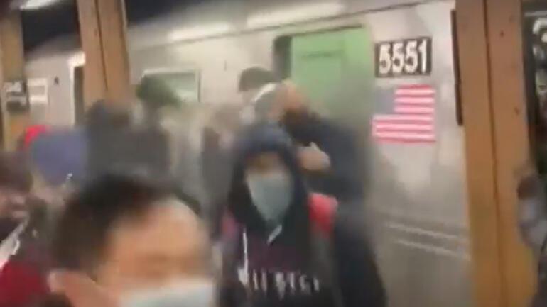 New York metrosunda kanlı saldırı Çok sayıda yaralı var...