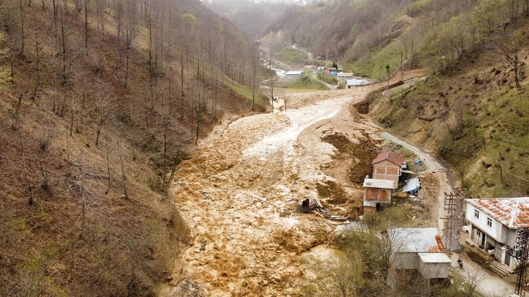 Trabzon’da heyelan: 3 ev toprak altında kaldı