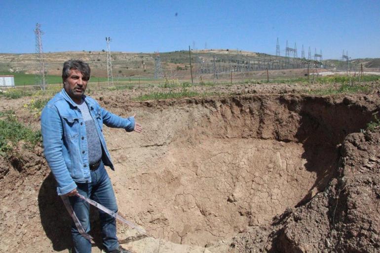 Siirtte korkutan görüntü Tarlasında 15 metrelik dev obruk oluştu