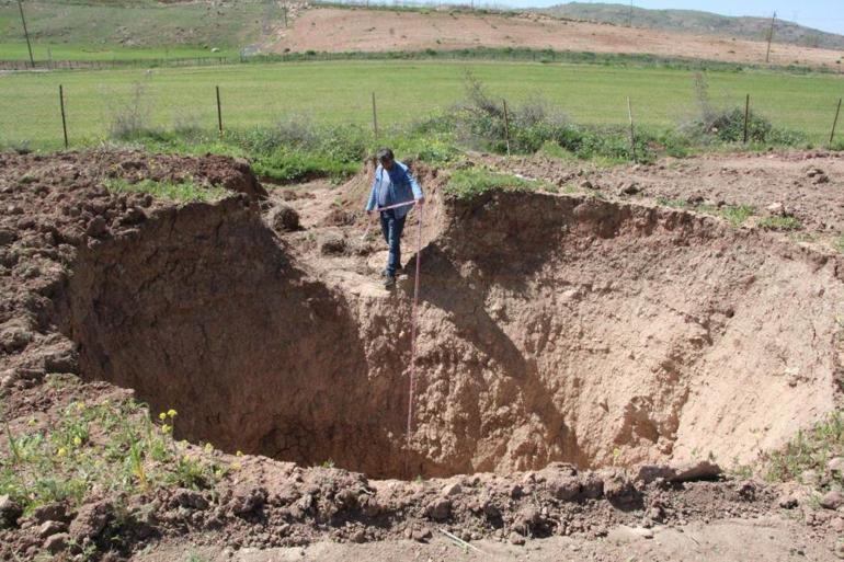 Siirtte korkutan görüntü Tarlasında 15 metrelik dev obruk oluştu