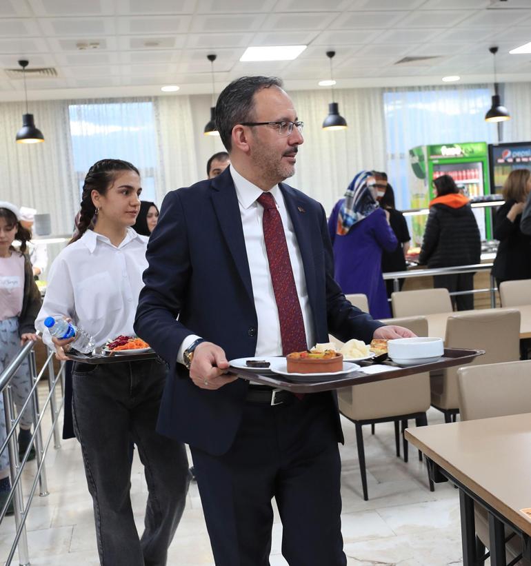 Bakan Kasapoğlu Erzurumda öğrencilerle iftar yaptı