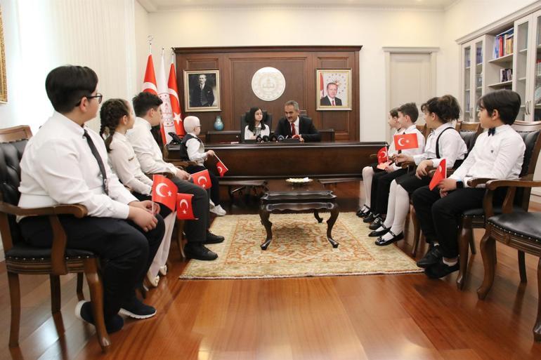 23 Nisan Ulusal Egemenlik ve Çocuk Bayramı... Bakan Özer koltuğunu 10 yaşındaki Yağmur Senaya bıraktı