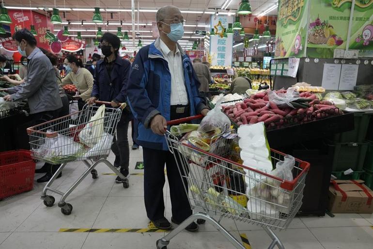 Çinden korkutan manzaralar Marketler bomboş, insanlar adeta kafese alındı