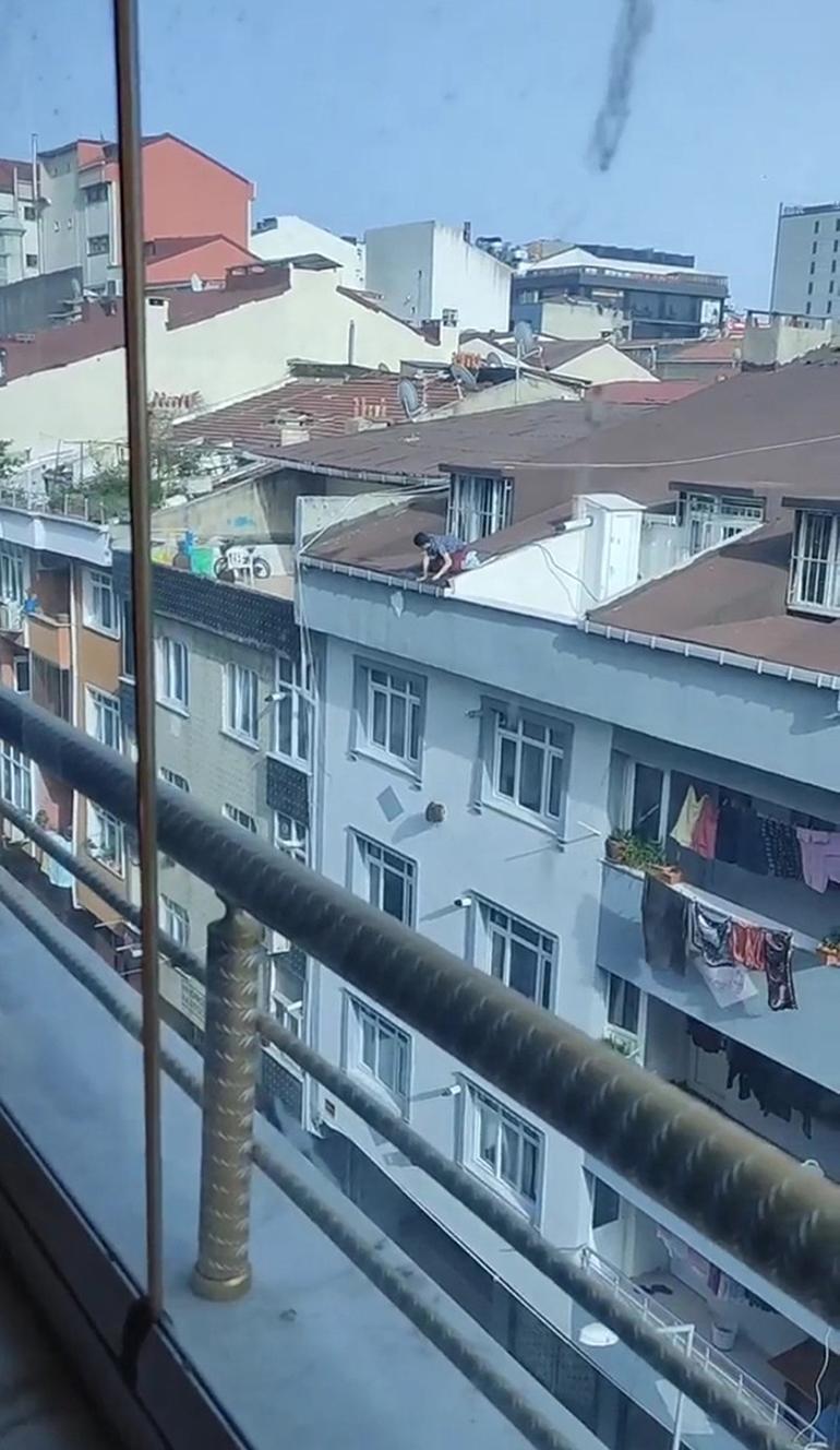 Çatıda temizlik yapan çocuk yürekleri ağza getirdi