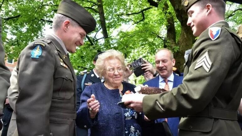 Askerler doğum günü pastasını çalmıştı... 77 yıl sonra gelen özür