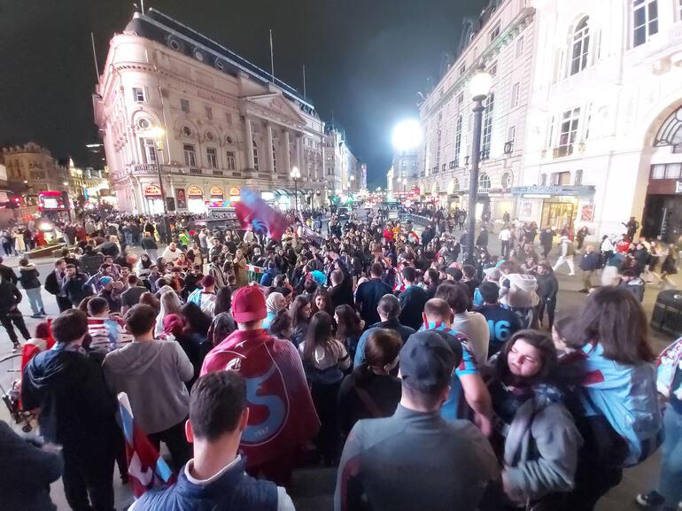 Londra’da Trabzonsporluların şampiyonluk coşkusu