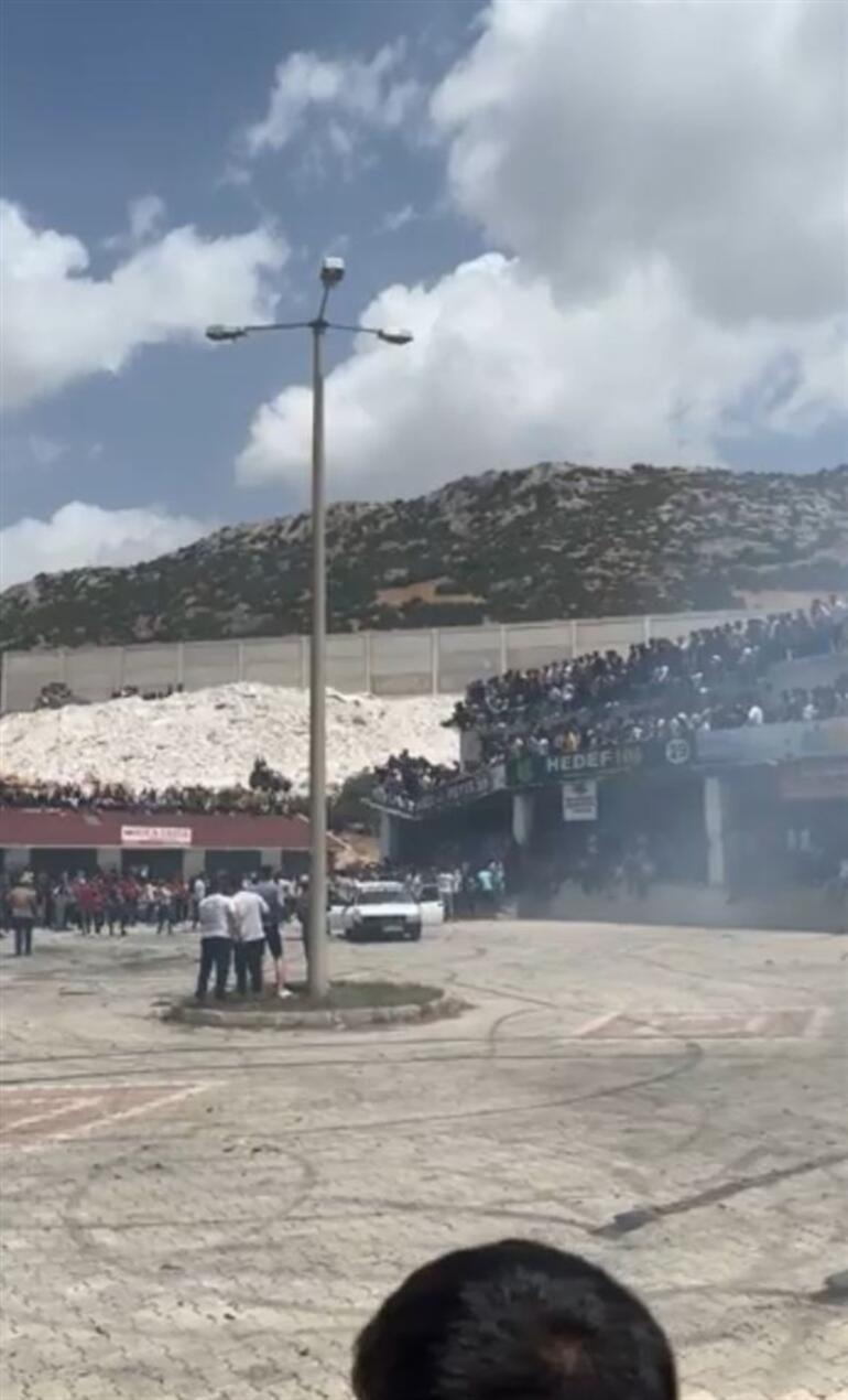 Antalyada festivalde faciadan dönüldü Seyircileri taşıyamayan balkon çöktü