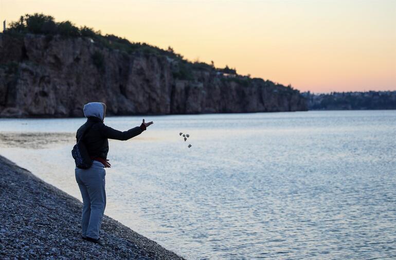 Antalyada hıdırellez dilekleri günün ilk ışıklarında suyla buluştu