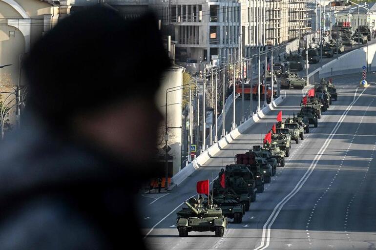 Moskovadan dikkat çeken görüntüler: Binlerce asker sokağa indi