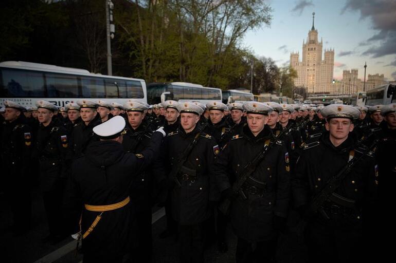Moskovadan dikkat çeken görüntüler: Binlerce asker sokağa indi