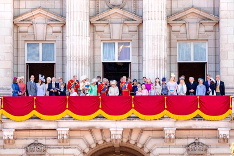 Çocuklarını da alıp İngiltereye gidiyorlar: Ama balkona çıkmaları yasak