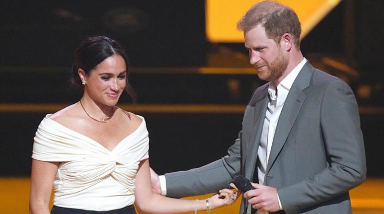 Çocuklarını da alıp İngiltereye gidiyorlar: Ama balkona çıkmaları yasak