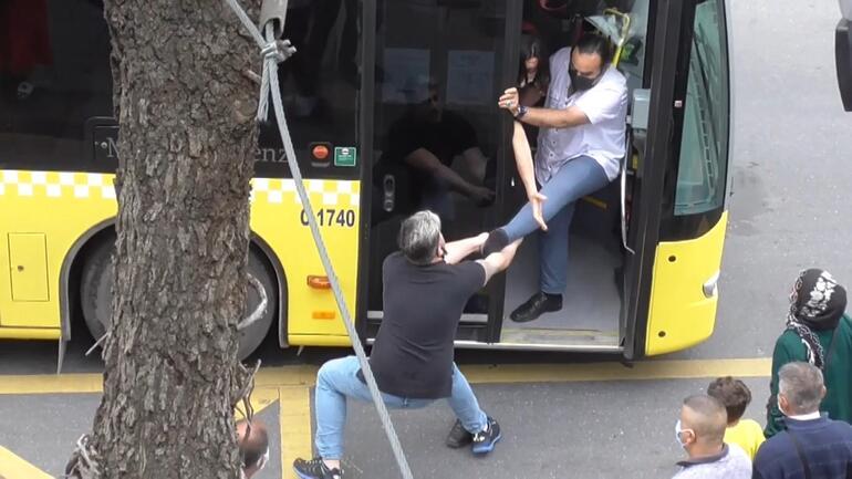 IETT driver and passenger got into each other in Kadıköy. Those moments are on camera.