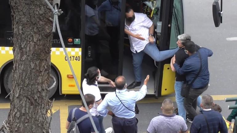IETT driver and passenger got into each other in Kadıköy. Those moments are on camera.