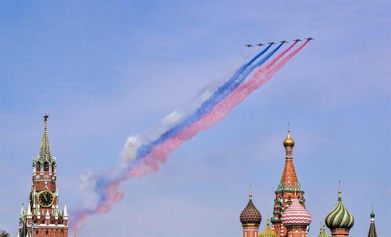 Zafer Günü provası gövde gösterisine dönüştü: Putin yeni oyuncağıyla göz dağı verdi
