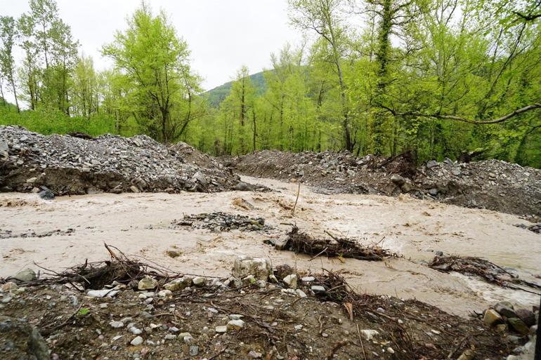 Kastamonu’da üçüncü kez sel afeti yaşandı: Çatalzeytinde köprüler yıkıldı, yollar çöktü Vatandaşlar korkudan evlerine giremiyor