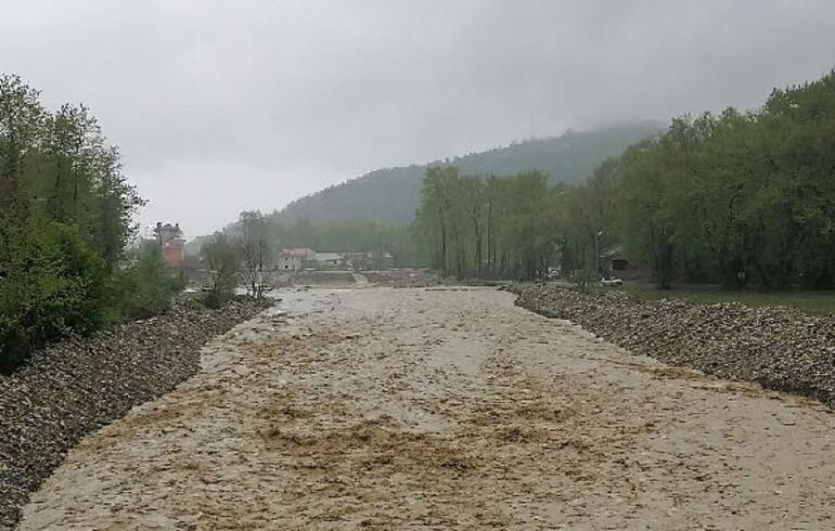 Sinopun Türkeli ilçesinde dere taştı 11 köyü birbirine bağlayan köprü su altında kaldı