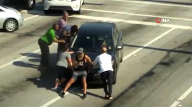 Sosyal medyada viral oldu: Araba kullanırken fenalaşan kadını böyle kurtardılar