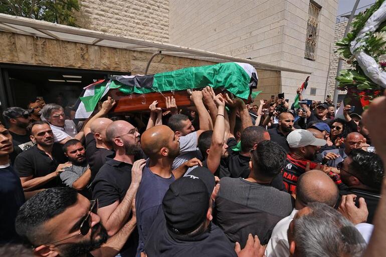 İsrail polisi bunu da yaptı Öldürülen gazetecinin cenazesinde akılalmaz anlar... Tabut yere düştü