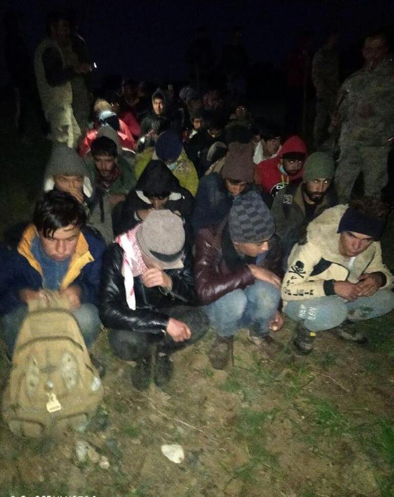 Vanda tarlada 57 kaçak göçmen yakalandı